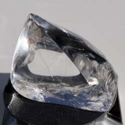 Bergkristall mit Goldrutil Freeform