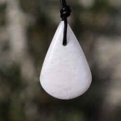 Baryt-Anhänger mit Loch und Baumwollbändel